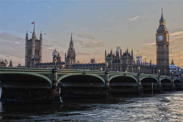 中英直飞机场及航空公司介绍